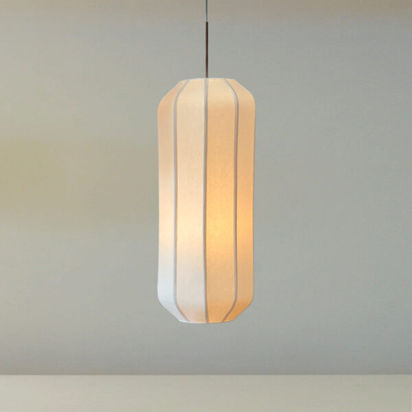 Pendente longo, com cúpula de algodão e haste em latão em fundo branco